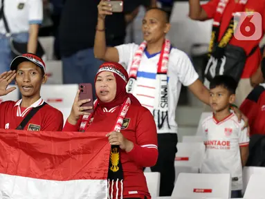 Suporter tim garuda sesaat sebelum menyaksikan laga Indonesia melawan Brunei Darussalam pada laga pertama putaran kualifikasi Piala Dunia 2026 di Stadion Gelora Bung Karno, Jakarta, Kamis (12/10/2023). (Liputan6.com/Helmi Fithriansyah)