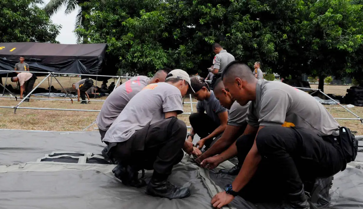 Polda Metro Jaya dibantu 12 Polda lainnya menyiapkan sekitar 24.815 personil guna mengamankan Pelantikan Presiden dan Wakil Presiden terpilih pada 20 Oktober 2014, Jakarta, (15/10/14). (Liputan6.com/Andrian M Tunay)