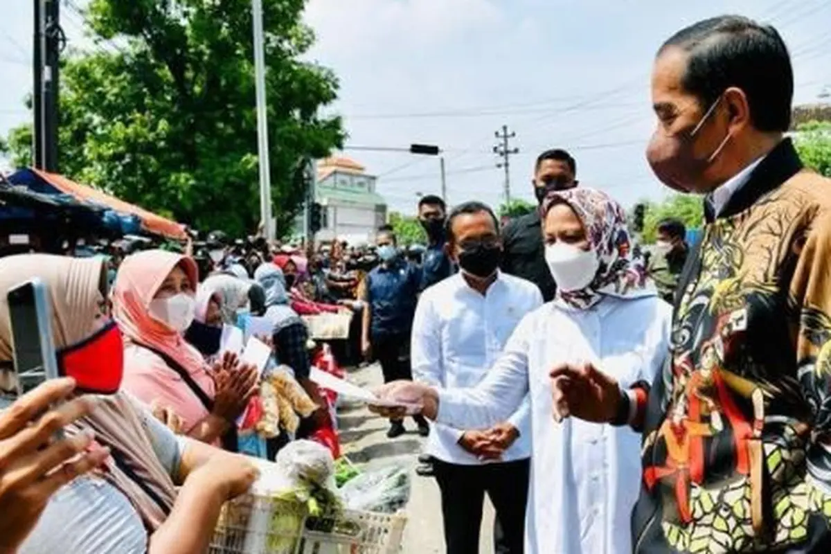 Jokowi Bergaya dengan Jaket Buatan UMKM Blora, Harganya di Bawah Rp500 Ribu