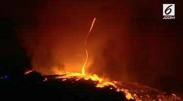 Sebuah kebakaran langka terekam kamera TV lokal, terlihat sebuah fenomena tornado api muncuul saat petugas coba memadakmkan api.