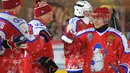 Presiden Rusia Vladimir Putin ambil bagian dalam pertandingan eksihibisi Night Hockey League di gelanggang es di Lapangan Merah, Moskow, Rabu (25/12/2019). Night Hockey  merupakan turnamen berisi gabungan klub dan pemain amatir. (Alexey DRUZHININ/SPUTNIK/AFP)