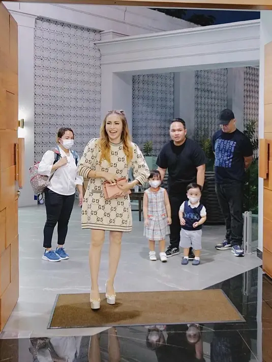 <p>Sebelum perayaan meriah dan mewah, Momo Geisha juga mendapatkan kejutan dari karyawannya. Tampak tim security dan driver yang bekerja di rumahnya juga memberikan kejutan. [Instagram/therealmomogeisha]</p>