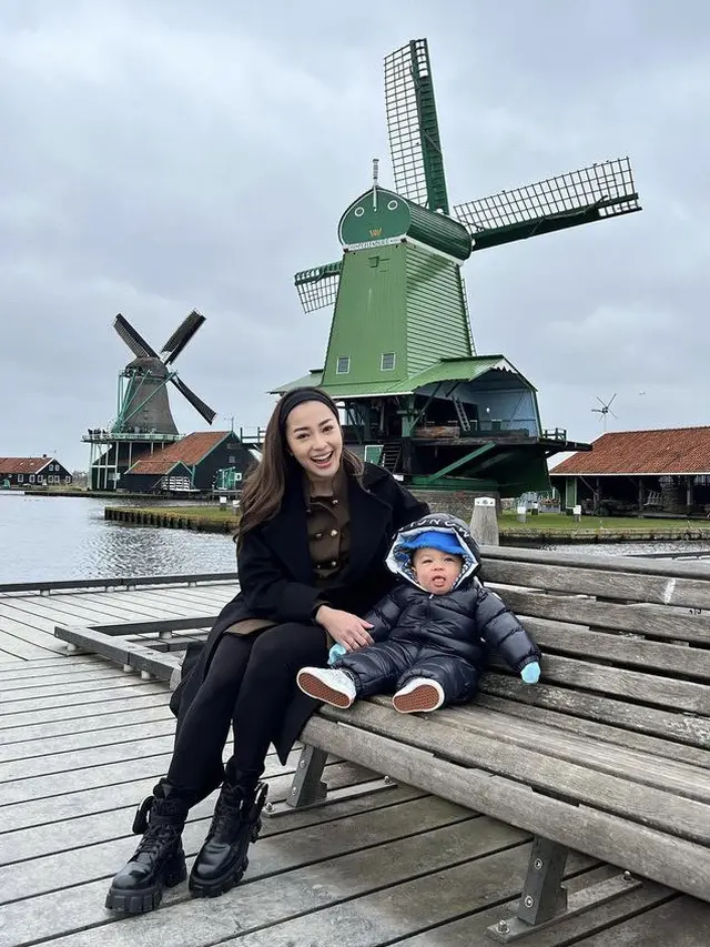 Nikita Willy saat liburan ke Belanda bareng baby Izz, credit: (IG/@nikitawillyofficial94)