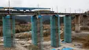Suasana lokasi proyek pengerjaaan jembatan kereta yang berada di Taiga, dekat stasiun Dzheb, Krasnoyarsk, 10 Oktober 2016. Rusia membangun jembatan kereta tertinggi di negaranya yang merupakan proyek Trans-Siberian Railway. (REUTERS/Ilya Naymushin)