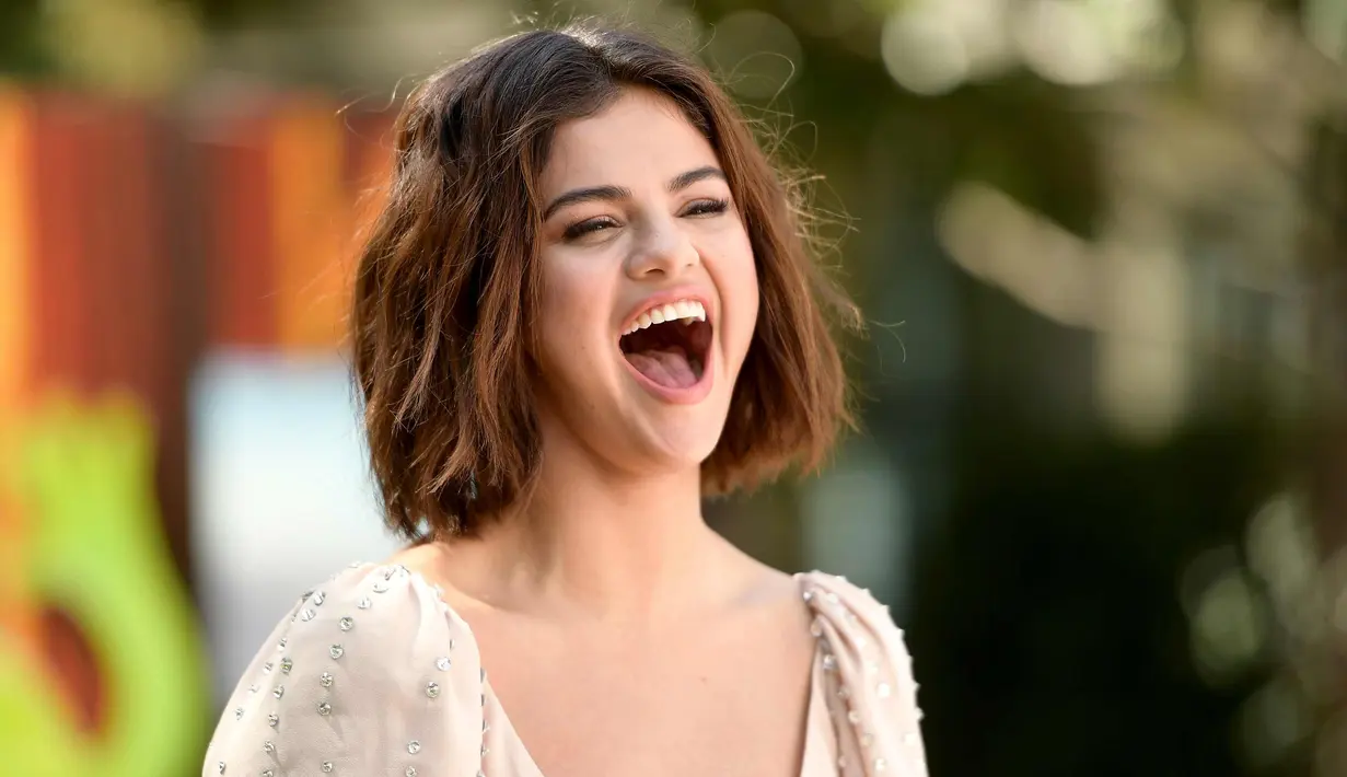 Selena Gomez tertawa saat mempromosikan film terbarunya "Hotel Transylvania 3: Summer Vacation" di Sony Pictures Studios di Culver City, California (11/4). Aktris 25 tahun ini mengisi suara Mavis di film tersebut. (Matt Winkelmeyer/Getty Images/AFP)
