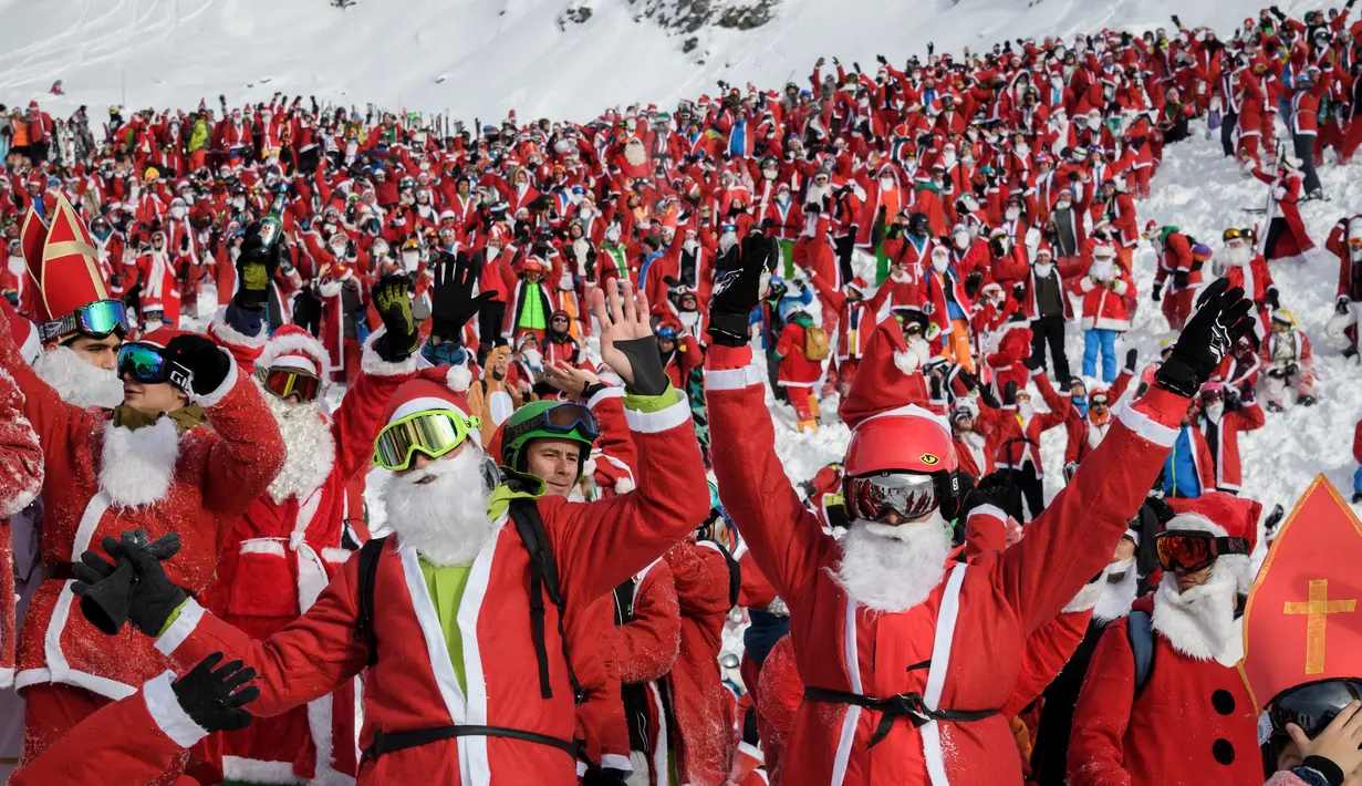 Lebih dari itu 2.000 orang mengenakan kostum Santa Claus berpose untuk foto di resor ski Verbier, Pegunungan Alpen Swiss (2/12). (AFP Photo/Fabrice Coffrini)