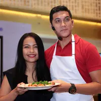 Arda Naff dan Tantri Kotak saat hadir dalam acara memasak bersama selebritis. Acara berlangsung Ballroom UOB, Thamrin, Jakarta, Kamis (8/12/2016). (Deki Prayoga/Bintang.com)