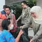 Khofifah membagikan paket sembako untuk warga sekitar kantor gubernur di Surabaya. (Dian Kurniawan/Liputan6.com)