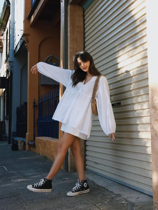 Converse high top warna hitam memang jadi jodohnya outfit dengan rok atau dress yang memamerkan kaki indah seperti gaya Amanda Rawles ini. (Foto: Instagram @amandarawles)