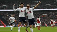 Penyerang Tottenham Harry Kane (kanan) dan Dele Alli merayakan gol ke gawang Arsenal pada laga Liga Inggris di Wembley, Sabtu (10/2/2018). (AFP/Adrian Dennis)