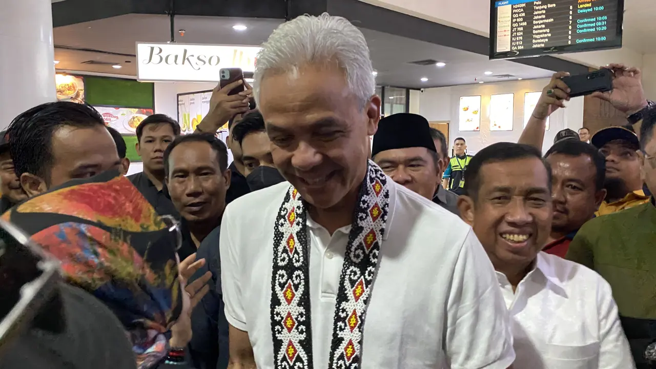 Ratusan masyarakat berkumpul di Bandar Udara Internasional Sultan Aji Muhammad Sulaiman Sepinggan, Kota Balikpapan, Provinsi Kalimantan Timur, pada Selasa (5/12/2023) menyambut capres Ganjar Pranowo.
