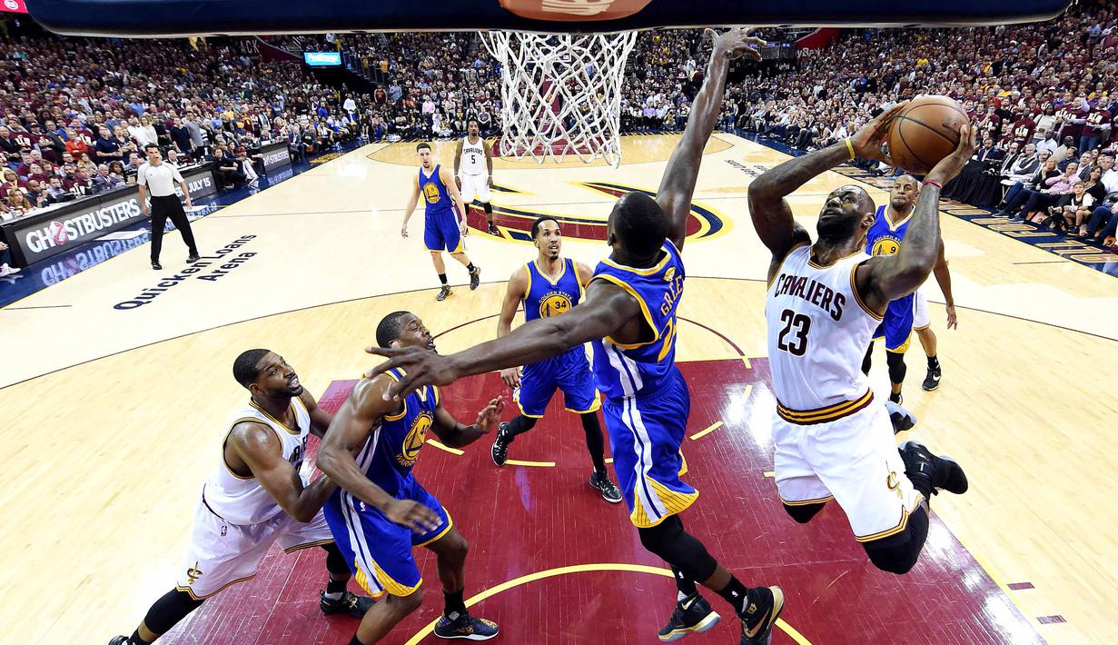 Forward Cavaliers, LeBron James #23 melakukan tembakan saat dihadang forward Warriors, Draymond Green #23 pada game ke-3 NBA Finals di Quicken Loans Arena, (9/6/2016) WIB. (Mandatory Credit: Bob Donnan-USA TODAY Sports)