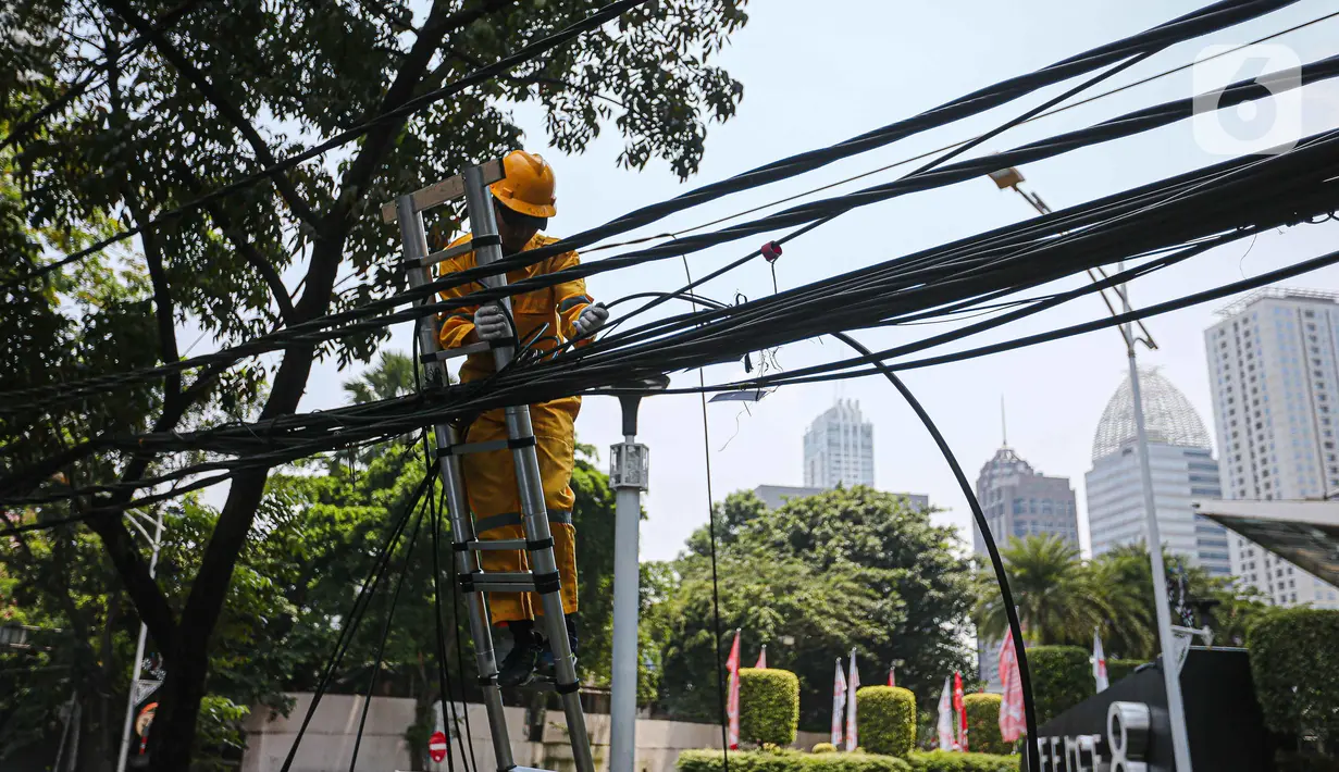 Kabel semrawut di Ibu Kota telah mulai menelan korban luka parah hingga korban jiwa. (Liputan6.com/Faizal Fanani)
