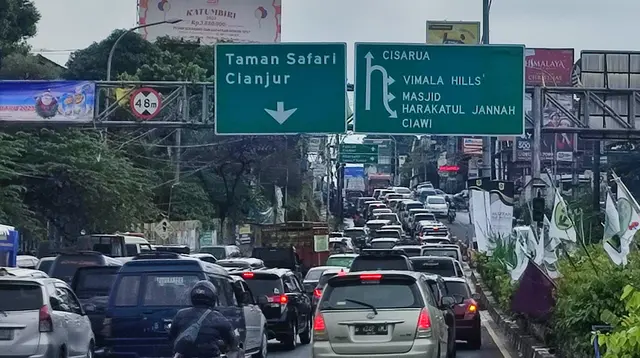 Ruas jalan Tol Jagorawi dan arteri mengarah Puncak, Kabupaten Bogor masih dipadati kendaraan wisatawan di hari keempat libur lebaran Idul Fitri.