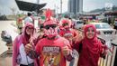 Suporter Garuda Muda berpose sebelum memasuki Stadion Selayang, Selangor untuk mendukung Timnas Indonesia U-22 pada laga melawan Timor Leste, Minggu (20/8). Indonesia melakoni laga ketiga dalam lanjutan grup B SEA Games 2017. (Liputan6.com/Faizal Fanani)