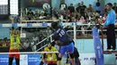 Pemain Bank Jatim melakukan smash saat melawan PGN Popsivo Polwan pada laga final Livoli 2017 di GOR Dimyati, Tangerang, Sabtu (9/12/2017). Bank Jatim menang dengan skor 3-0. (Bola.com/Vitalis Yogi Trisna)