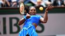 Serena Williams berusaha mengembalikan bola pukulan Kristina Mladenovic dalam babak ketiga Prancis Terbuka 2016 di Roland Garros, Prancis, (28/5/2016). (AFP/Miguel Medina)