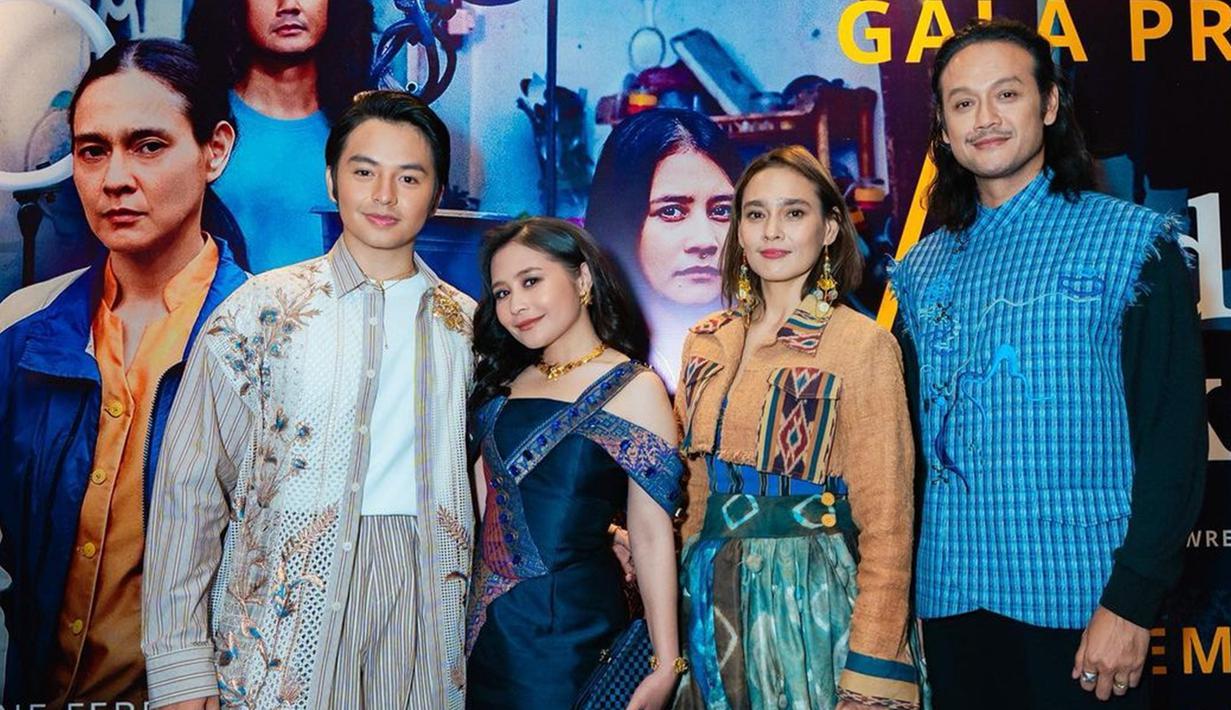 Inilah potret para pemeran utama film Budi Pekerti, Angga Yunanda, Prilly Latuconsina, Sha Ine Febriyanti, dan Dwi Sasono pada gala premiere yang diadakan baru-baru ini di XXI Plaza Indonesia, Jakarta. Mereka tampil memukau dengan busana yang dikenakan masing-masing. (Liputan6.com/IG/@prillylatuconsina96)