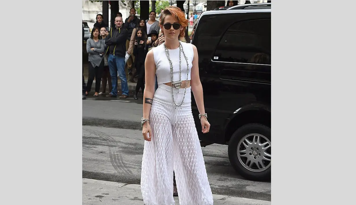 Aktris Kristen Stewart mencuri perhatian lewat penampilan barunya di ajang Paris Fashion Week, Rabu (9/7/14). (Daily Mail)