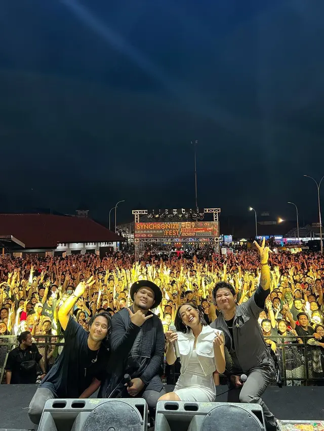 6 Potret Gisel Manggung Bareng Last Child, Nostalgia Duet 'Seluruh Nafas Ini'
