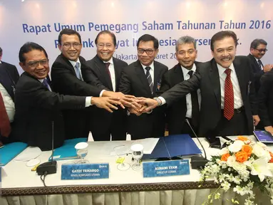 Jajaran direksi Bank Rakyat Indonesia (BRI) saling merapatkan tangan usai menggelar Rapat Umum Pemegang Saham Tahunan (RUPST) 2016 di Jakarta, Rabu (23/3). (Liputan6.com/Immanuel Antonius)