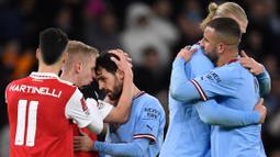 Kemesraan Oleksandr Zinchenko (kiri) dan Bernando Silva juga terlihat setelah pertandingan selesai. (AFP/Oli Scarff)