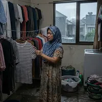Pakaian Sulit Kering saat Musim Hujan (AI Generated)