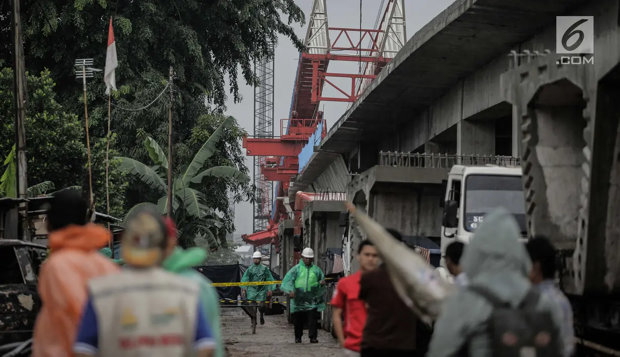 Sejumlah petugas dan pekerja memeriksa kondisi crane pengerjaan proyek double-double track kereta api di Jatinegara yang ambruk, Jakarta, Minggu (4/2). (Liputan6.com/Faizal Fanani)