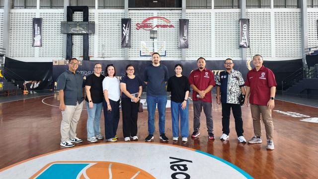 Perwakilan delegasi Federasi Bola Basket Internasional (FIBA) Asia saat meninjau sejumlah venue di Kota Solo yang ditunjuk menjadi tuan rumah dua kejuaraan internasional pada 2027-2028 mendatang