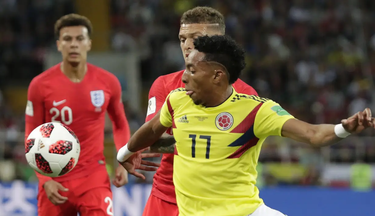 Gelandang Kolombia, Juan Cuadrado, berusaha melewati bek Inggris, Kieran Tripper, pada babak 16 besar Piala Dunia di Stadion Spartak, Moskow, Selasa (3/7/2018). Inggris menang 1-1 (4-3) atas Kolombia. (AP/Ricardo Mazalan)