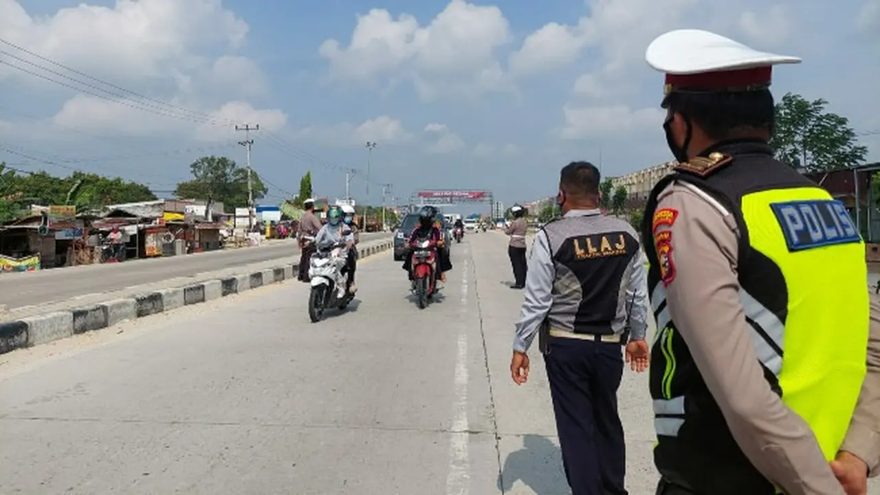 Polisi dan aparat Pemko Pekanbaru memantau perbatasan karena sedang diberlakukan PPKM level 4.