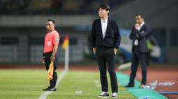 Shin mengenakan atasan kemeja putih Andrews dibalut dengan cardigan ber-resleting berwarna gelap. (Bola.com/Bagaskara Lazuardi)