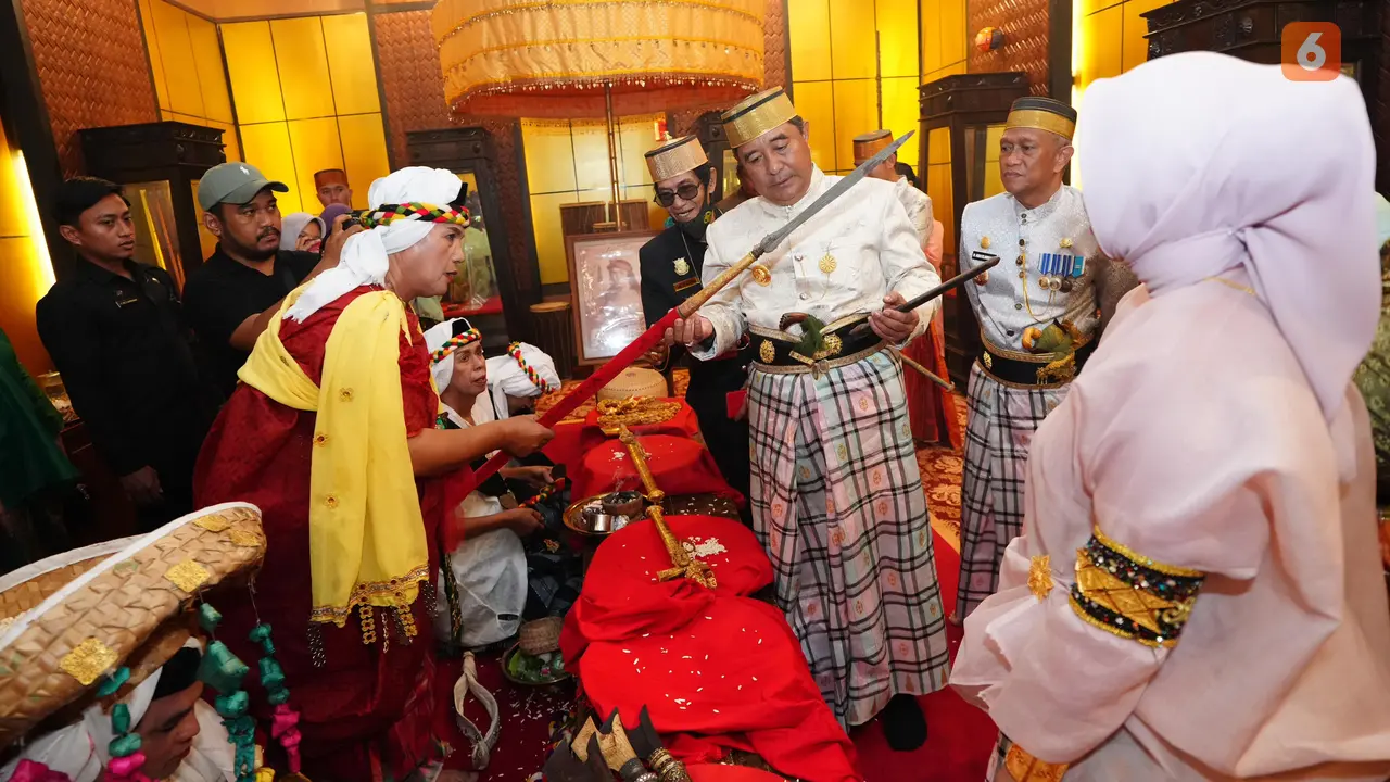 Pj Gubernur Sulsel Bahtiar Baharuddin terima gelar adat (Liputan6.com/Fauzan)