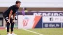 <p>Pelatih Persib Bandung, Luis Milla mengamati permainan anak asuhnya saat melawan Persik Kediri pada laga BRI Liga 1 2022/2023 di Stadion Pakansari, Bogor, Rabu (8/3/2023). (Bola.com/M Iqbal Ichsan)</p>