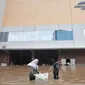 Aktivitas pedagang mengevakuasi barang-barang saat banjir merendam Mall Cipinang Indah, Jakarta Timur, Rabu (1/1/2020). Selain merendam permukiman warga, banjir kali ini juga melumpuhkan Mal Cipinang Indah yang terpaksa ditutup akibat terendam air. (merdeka.com/Iqbal S Nugroho)