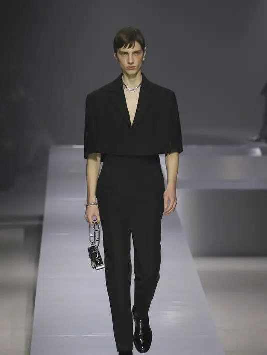 Koleksi aksesori FENDI Men's Fall/Winter 2022-23 ada tas Peekaboo dalam bentuk paling arsitektural, terstruktur dengan bahan kulit yang halus dan gandum yang solid, panel logo FF, suede, dan dalam warna vichy. Foto: Document/FENDI.