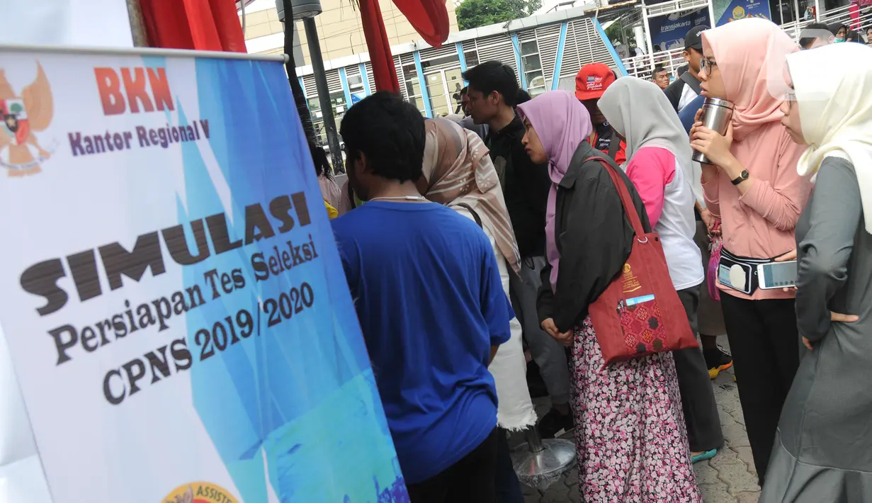 Calon peserta antri untuk mengikuti simulasi tes CPNS 2019 berbasis Computer Assisted Test (CAT) di halaman Gedung Sarinah, Jakarta, Minggu (8/12/2019). Simulasi ini untuk pengenalan dan sosialisasi sistem seleksi CPNS 2019 yang akan digelar dengan sistem CAT. (Liputan6.com/Helmi Fithriansyah)