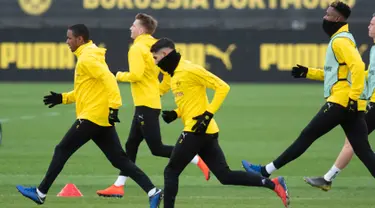 Para pemain Dortmund melakukan pemanasan saat sesi latihan di Dortmund, Jerman barat (4/3). Dortmund akan bertanding melawan Tottenham Hotspur pada leg kedua babak 16 besar Liga Champions di Signal Iduna Park. (AFP Photo/Bernd Thissen)