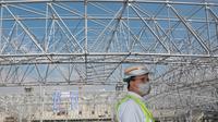 Gubernur DKI Jakarta Anies Baswedan meninjau proses pemasangan rangka atap dari Jakarta International Stadium (JIS). Nantinya JIS bisa dimanfaatkan sebagai tempat berbagai perhelatan (multi-purpose venue), seperti eksibisi dan konser musik. (Foto: Dok Humas Pemprov DKI Jakarta)