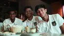 Ekspresi pemain Timnas Indonesi U-17, Iqbal Gwijangge (kiri)), Arkhan Kaka (tengah), dan Sulthan Zaky setelah acara pengundian babak penyisihan grup Piala Dunia U-17 2023 dari salah satu restoran di Jakarta, Jumat (16/9/2023). (Bola.com/Abdul Aziz)