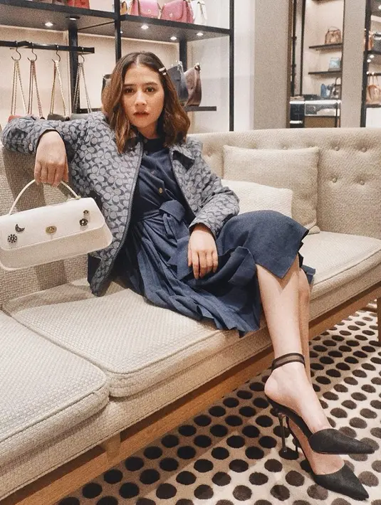 Mendengar pernyataan anaknya, kedua orang tua Prilly tentu terkejut pastinya. Namun untuk sekarang ini, Prilly pun sudah memiliki pemahaman berbeda tentang  pernikahan. Ia ingin menikah, namun di saat usianya sudah 30 tahun. (Instagram/prillylatuconsina96)