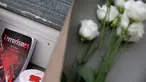 Karangan bunga dan buku di letakan sebagai penghormatan kepada korban serangan teroris di Paris, di Perancis di Perancis (14/11/2015). Serangan teroris yang terjadi di Paris telah menewaskan sekitar 140 orang. (AFP PHOTO/KENZO TRIBOUILLARD)