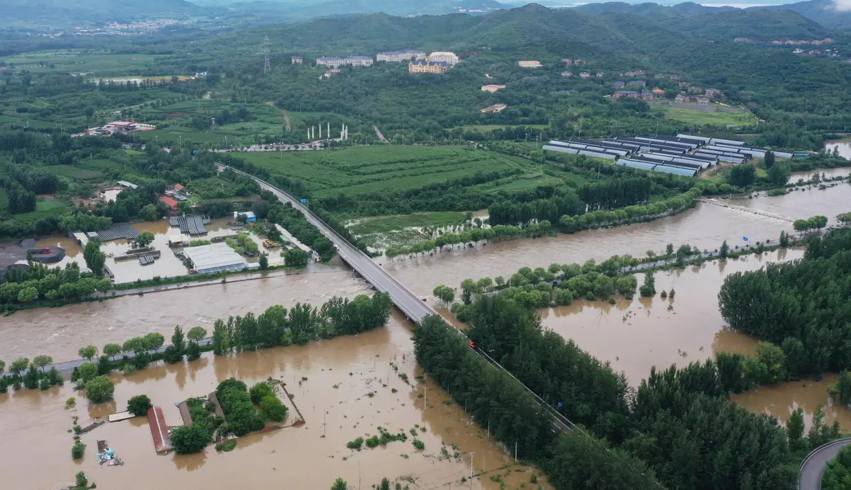 Hujan lebat yang yang memicu tanah longsor yang mematikan di Beijing sejak Rabu (23/7) lalu hingga Senin (28/7/2025) waktu setempat telah menewaskan 30 orang, demikian diungkap media pemerintah. (ADEK BERRY/AFP)