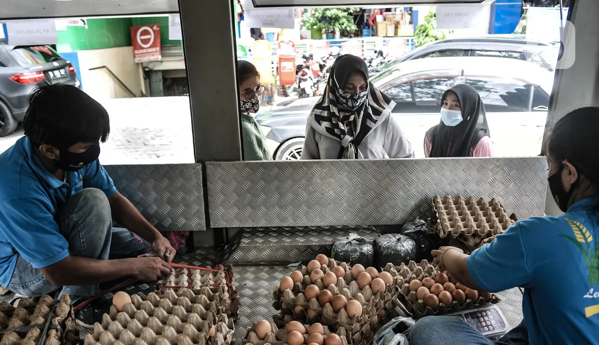 Warga saat membeli telur saat Gelar Pangan Murah di Pasar Tebet Barat, Jakarta, Rabu (23/12/2020). Gelar Pangan Murah digelar guna mengantisipasi kenaikan harga jelang Natal dan Tahun Baru. (merdeka.com/Iqbal S. Nugroho)