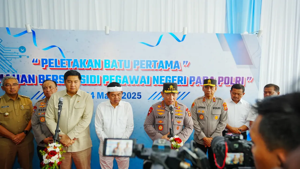Kapolri Jenderal Polisi Listyo Sigit Prabowo memimpin prosesi peletakan batu pertama program 100.000 rumah subsidi bagi Personel Polri (Istimewa)