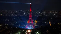 Kemeriahan konser di area Paris fan zone jelang Piala Eropa 2016 di Champs de Mars, Menara Eiffel, Paris, (9/6/2016). (AFP/Geoffroy Van Der Hasselt)