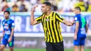 Abderrazak Hamdallah. Striker asal Maroko berusia 32 tahun ini telah membela Al-Ittihad sejak tengah musim 2021/2022. Di Saudi Pro League 2022/2023, ia telah mencetak 16 gol dari total 19 laga dan sementara membawa Al-Ittihad menduduki posisi puncak klasemen. (twitter.com/ittihad)