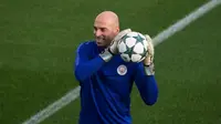 Penjaga gawang Manchester City Willy Caballero menjalani latihan bersama timnya di Manchester, 31 Oktober 2016. (AFP/Oli Scarff)