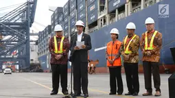 Presiden Jokowi memberi sambutan saat melepas ekspor produk manufaktur ke AS dari Pelabuhan Tanjung Priok, Jakarta, Selasa (15/5). Produk yang diekspor adalah manufaktur berupa alas kaki, garmen, dan barang elektronik. (Liputan6.com/Angga Yuniar)