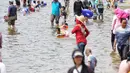 Pengunjung memadati Pantai Lagoon di Ancol, Jakarta Utara, Jumat (17/8). Warga Jakarta dan sekitarnya memanfaatkan libur HUT ke-73 Republik Indonesia dengan berwisata ke kawasan Ancol. (Liputan6.com/Faizal Fanani)